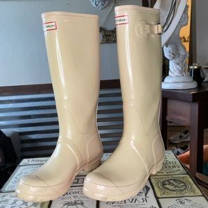 Tan/pinkish Hunter rain boots size 7 or EU38. Very loved.